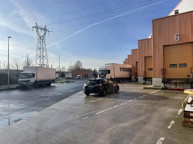 Plus de détails pour Local d'activités à louer