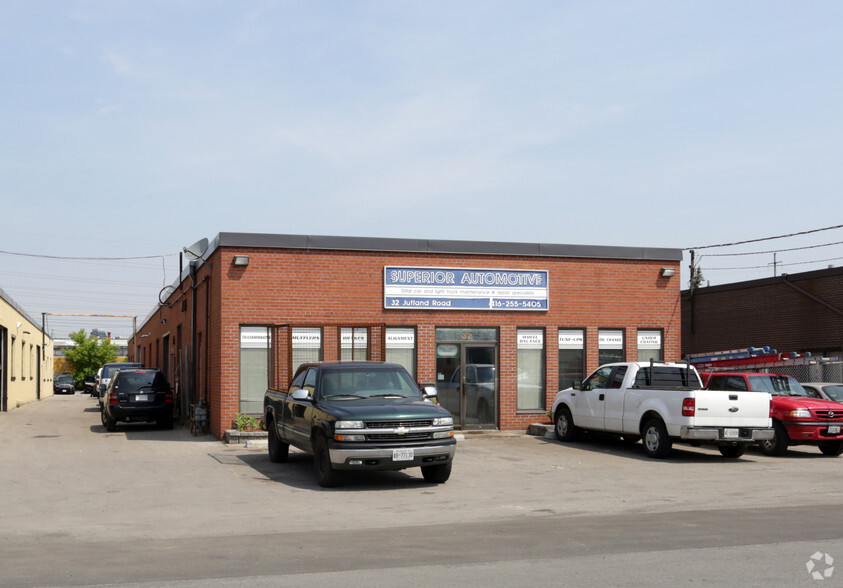 32 Jutland Rd, Toronto, ON à louer - Photo principale – Image 1 sur 4