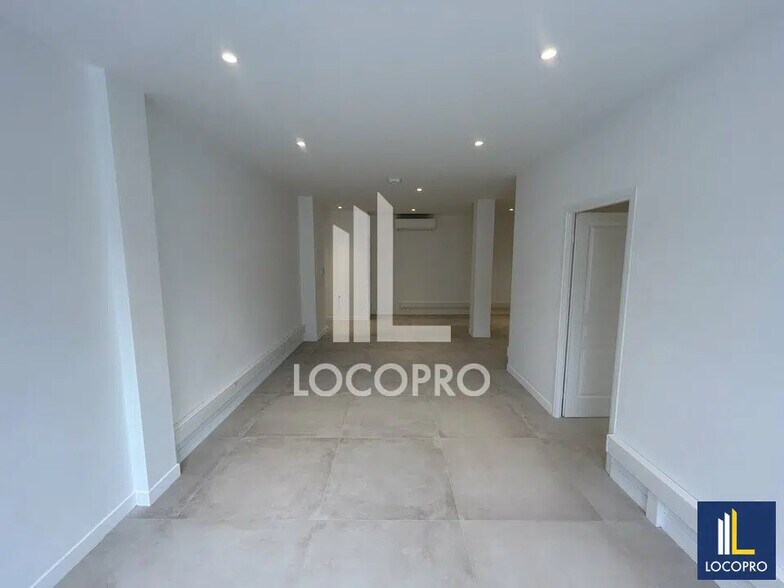 Local d’activités dans Cagnes-sur-Mer à louer - Photo de l’immeuble – Image 3 sur 11
