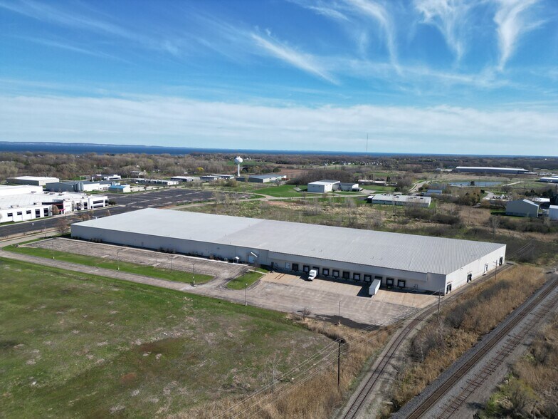 2435 Schultz Rd, Neenah, WI à louer - Photo principale – Image 1 sur 18