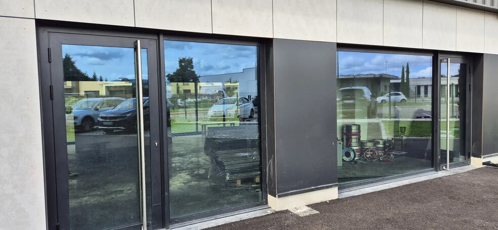 Bureau dans Chazay-d'Azergues à louer - Photo de l’immeuble – Image 1 sur 5