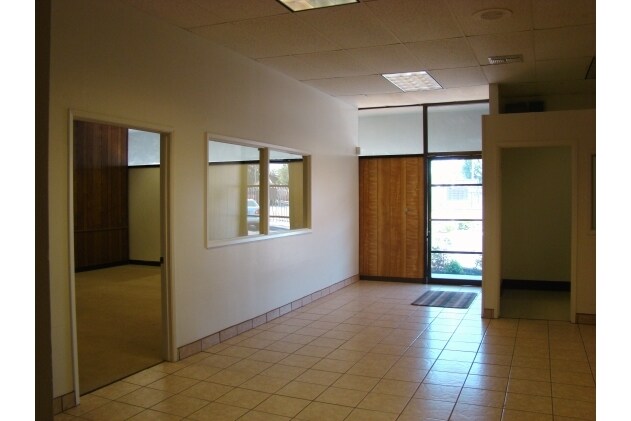 258 N Blackstone Ave, Fresno, CA à louer - Photo de l’immeuble – Image 3 sur 4