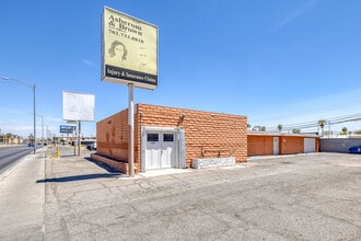 2211 Paradise Rd, Las Vegas, NV à louer Photo de l’immeuble– Image 2 sur 31