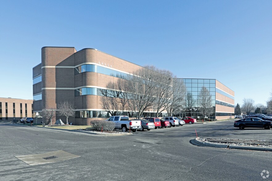 38600 Van Dyke Ave, Sterling Heights, MI à louer - Photo de l’immeuble – Image 3 sur 8