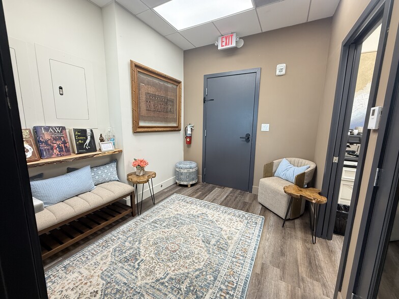 8950 SW 74th Ct, Miami, FL à louer - Photo intérieure – Image 3 sur 17