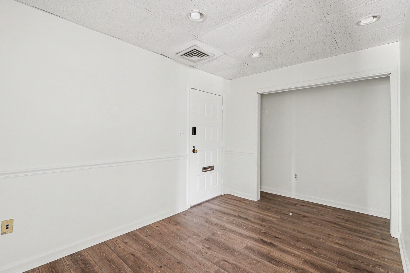 10875 Main St, Fairfax, VA 22030 - Lot 202 - - Photo intérieure - Image 2 of 17