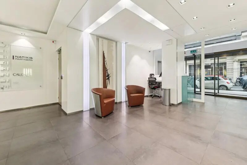32 Rue De Lisbonne, Paris à louer - Photo de l’immeuble – Image 3 sur 26