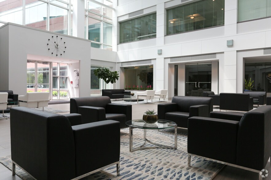 185 Plains Rd, Milford, CT à louer - Photo principale – Image 1 sur 13