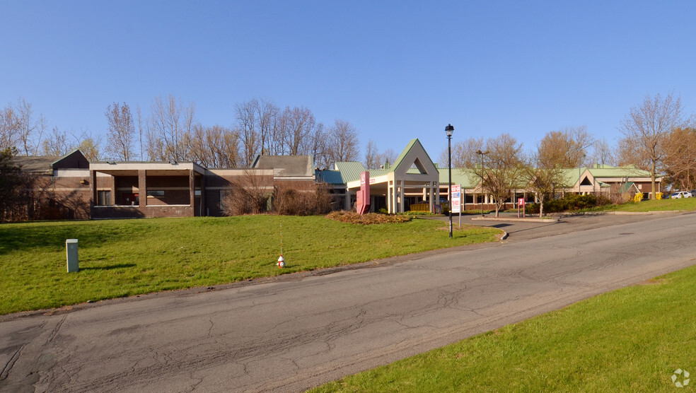 7 Century Hill Dr, Latham, NY à louer - Photo principale – Image 1 sur 12