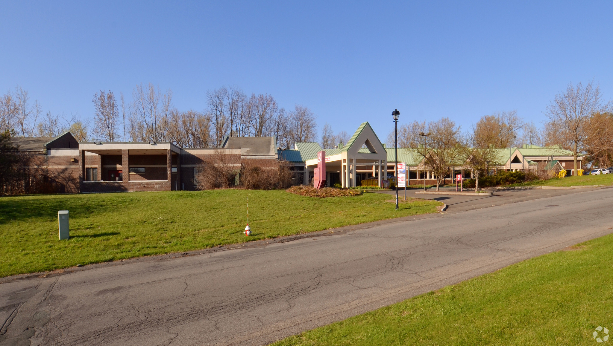 7 Century Hill Dr, Latham, NY à louer Photo principale– Image 1 sur 13