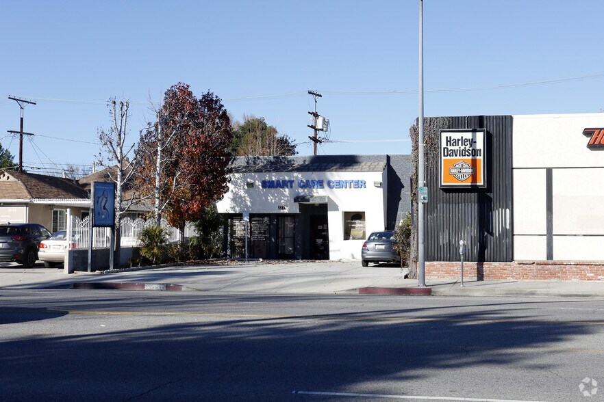 22119 Sherman Way, Canoga Park, CA à louer - Photo de l’immeuble – Image 2 sur 24