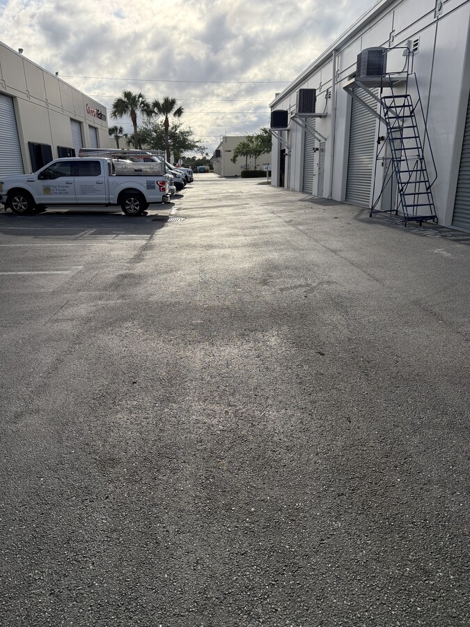 17030 Alico Commerce Ct, Fort Myers, FL 33967 - Lot 17011-505 - - Photo intérieure - Image 2 of 15