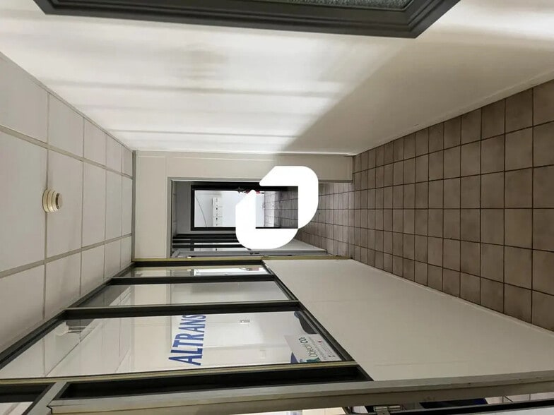 Local d’activités dans Lens à louer - Photo de l’immeuble – Image 3 sur 10