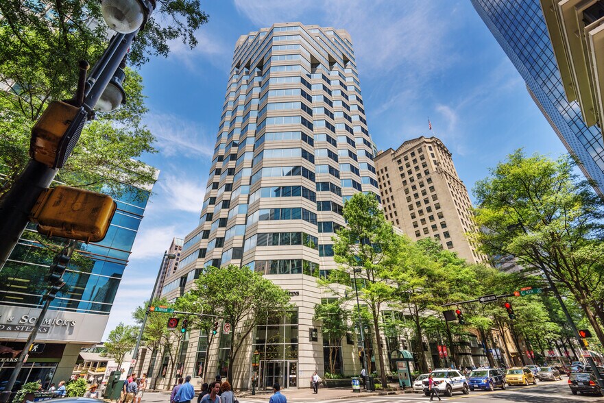128 S Tryon St, Charlotte, NC à louer - Photo de l’immeuble – Image 1 sur 19