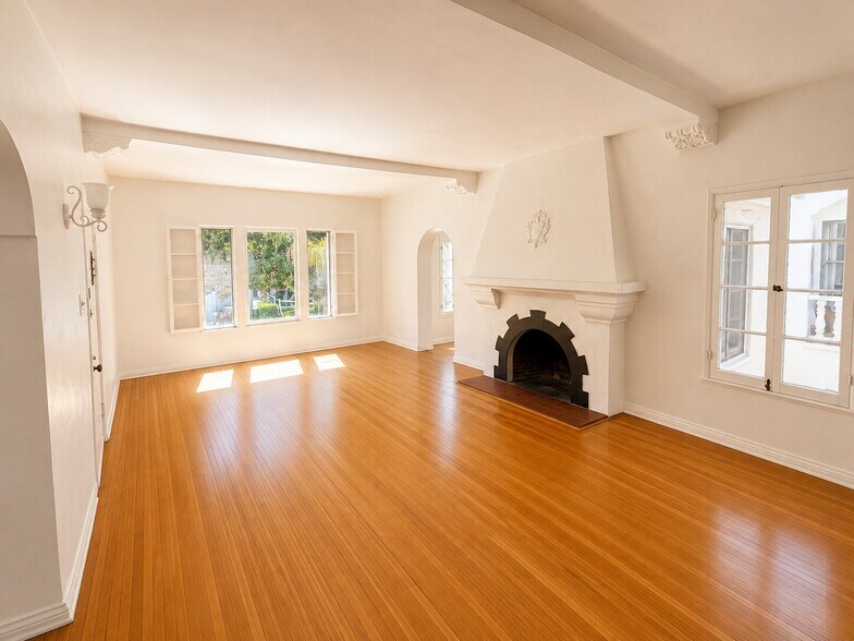 1232 Smithwood Dr, Los Angeles, CA à vendre - Photo de l’immeuble – Image 3 sur 32