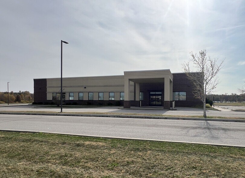 1705 E Industrial Dr, Terre Haute, IN à louer - Photo de l’immeuble – Image 1 sur 3