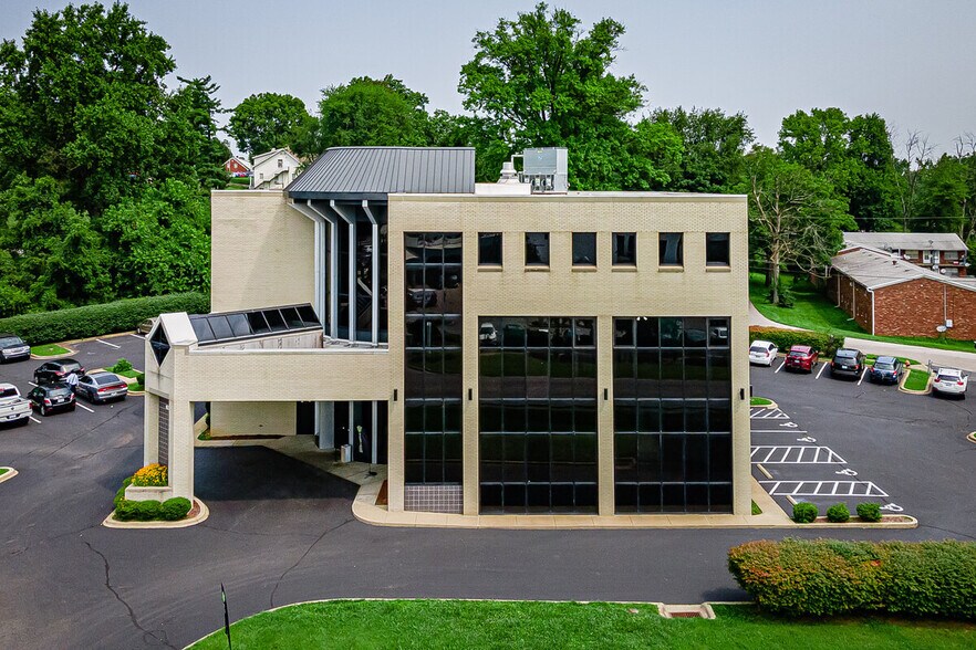 1700 Old Bluegrass Ave, Louisville, KY à louer - Photo de l’immeuble – Image 3 sur 5