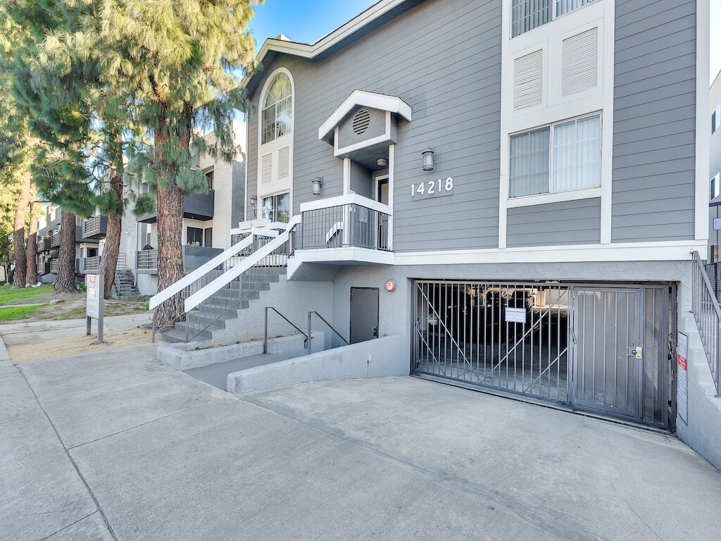 14218 Victory Blvd, Van Nuys, CA à vendre Photo de l’immeuble– Image 1 sur 13
