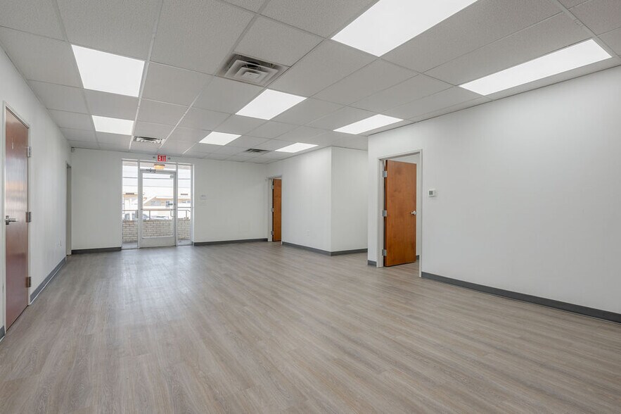 2838-2910 Anode Ln, Dallas, TX à louer - Photo de l’immeuble – Image 3 sur 7