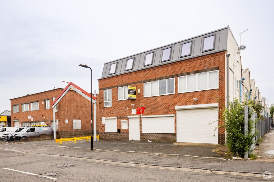 21 Wadsworth Rd, Greenford à louer - Photo de l’immeuble – Image 1 sur 1