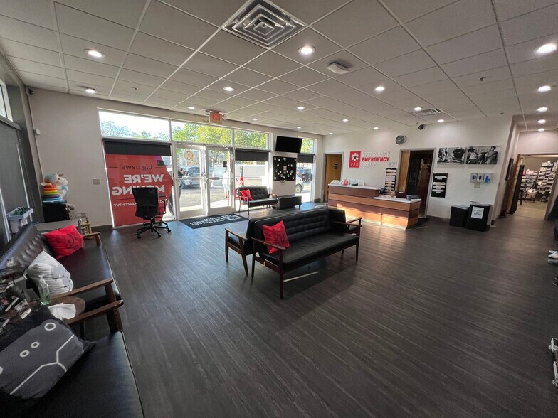 202 E Bearss Ave, Tampa, FL à louer - Photo de l’immeuble – Image 3 sur 33