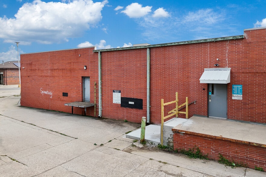 1810 1st Ave E, Newton, IA à vendre - Photo de l’immeuble – Image 3 sur 12