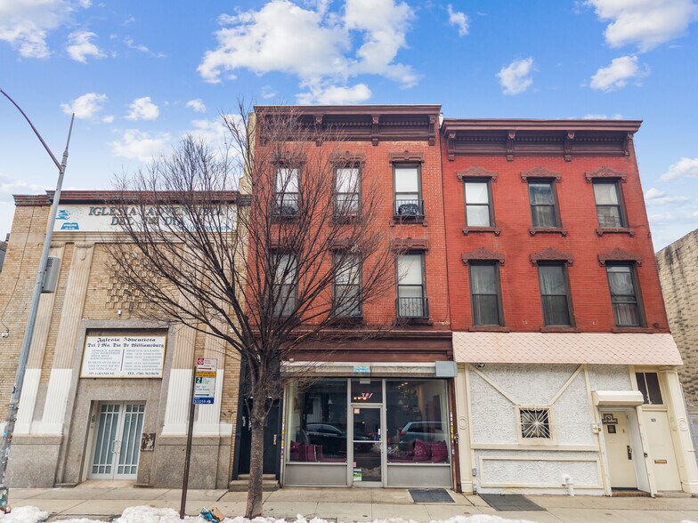 321 Grand St, Brooklyn, NY à vendre - Photo de l’immeuble – Image 2 sur 14