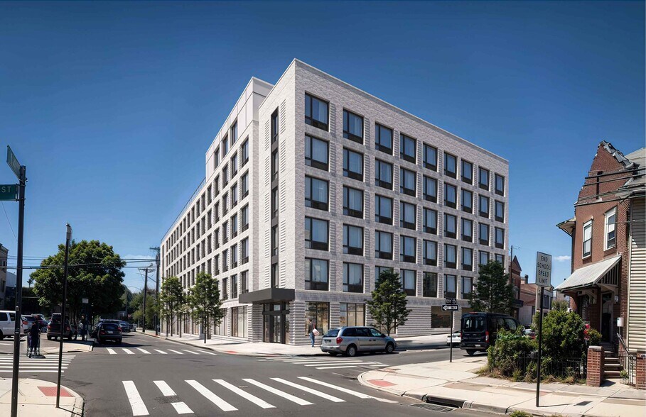 122-21 14th Ave, College Point, NY à louer - Photo de l’immeuble – Image 2 sur 3