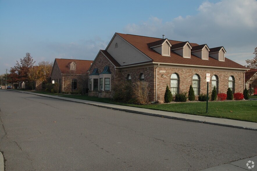 455 Barclay Cir, Rochester Hills, MI à vendre - Photo de l’immeuble – Image 3 sur 5