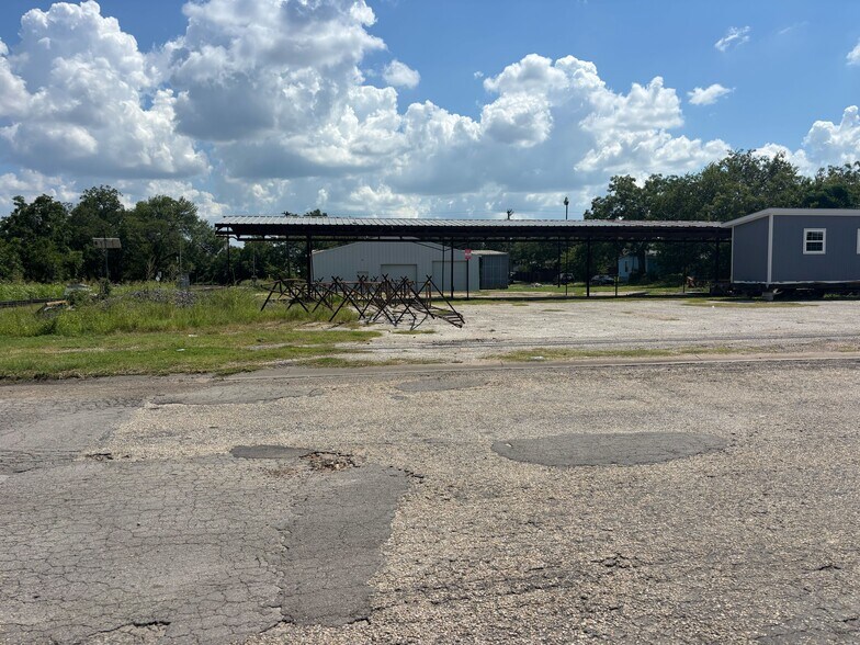 300 W Hempstead St, Giddings, TX à vendre - Photo de l’immeuble – Image 2 sur 4
