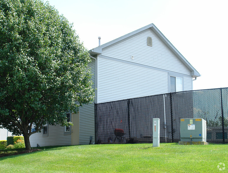 8051 Windham Lake Dr, Indianapolis, IN à louer - Photo de l’immeuble – Image 2 sur 2