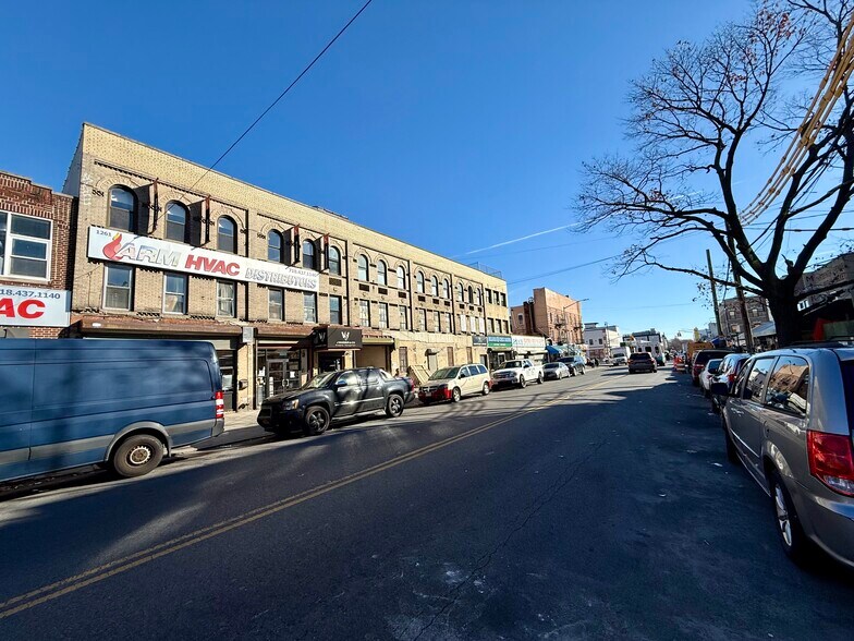 1249-1271 39th St, Brooklyn, NY à louer - Photo de l’immeuble – Image 2 sur 9