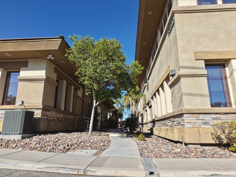 5230 W Patrick Ln, Las Vegas, NV à louer - Photo de l’immeuble – Image 3 sur 18