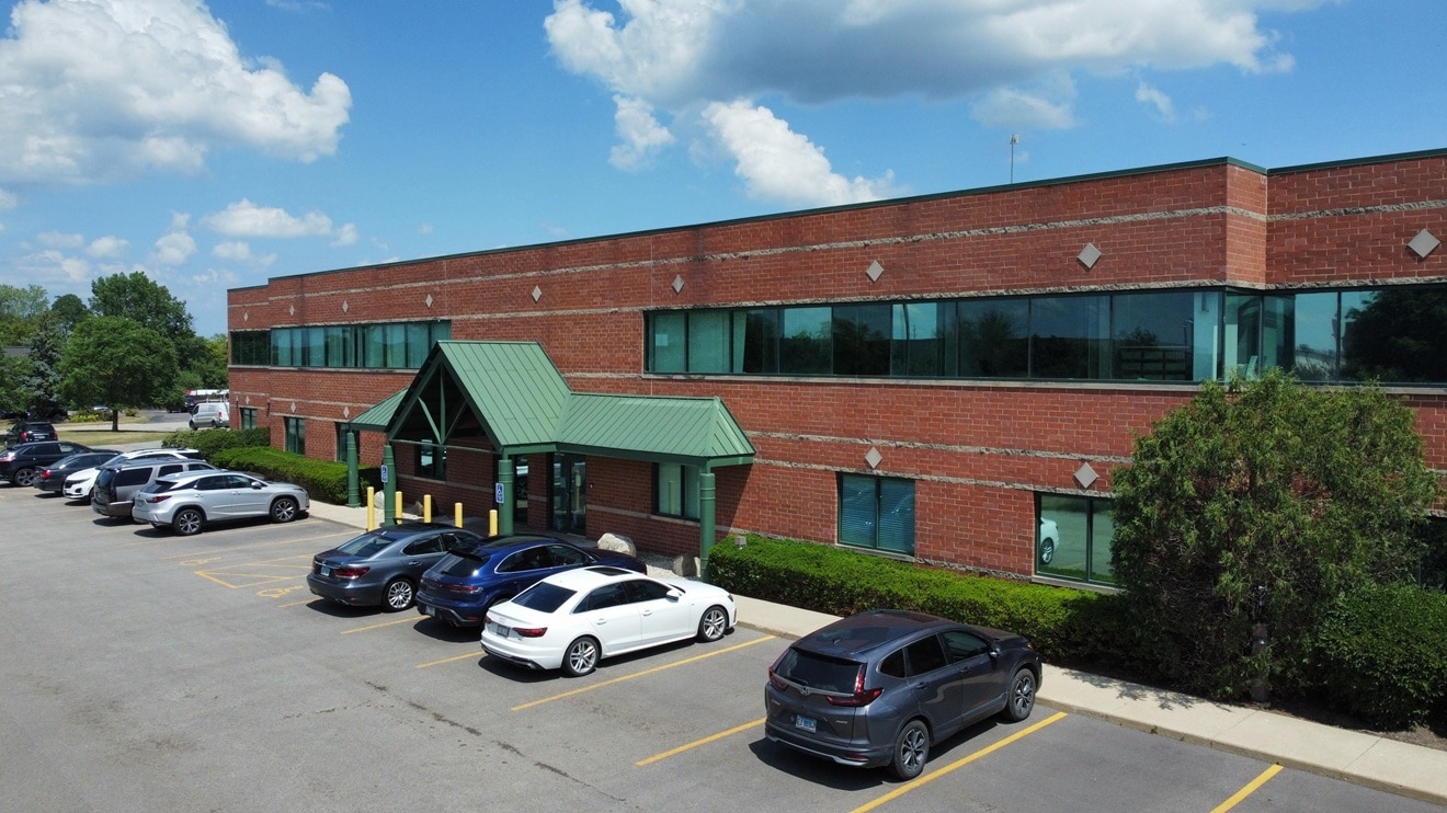 1061 E Main St, East Dundee, IL à louer Photo de l’immeuble– Image 1 sur 3