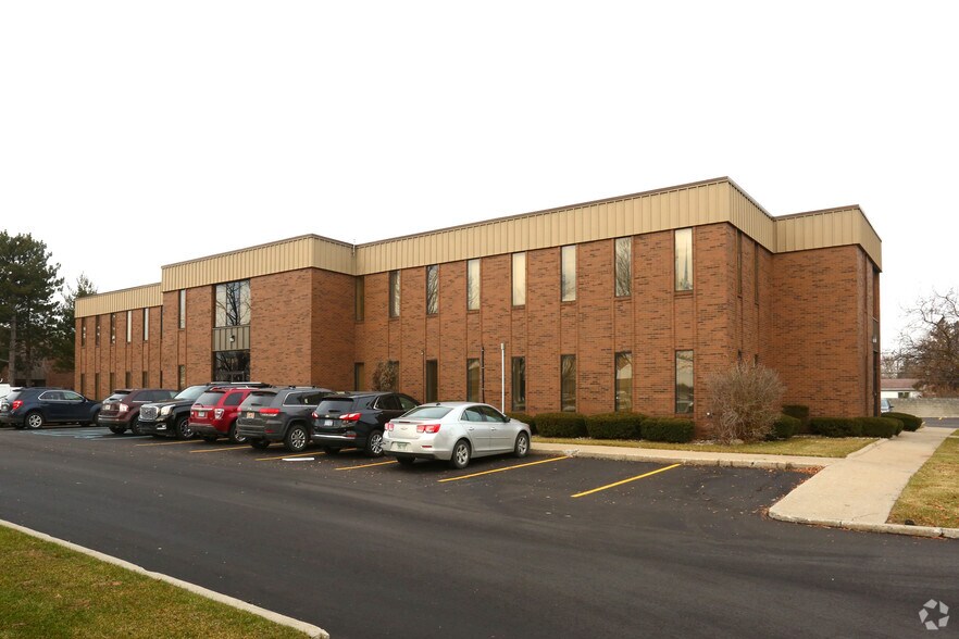 40500 Ann Arbor Rd, Plymouth, MI à louer - Photo de l’immeuble – Image 1 sur 7