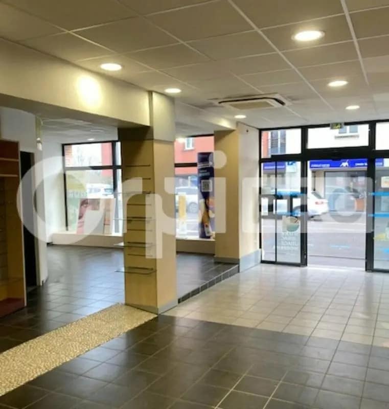 Local commercial dans Salbris à louer Hall d’entrée– Image 1 sur 7