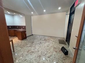 590 Onderdonk Ave, Ridgewood, NY à louer Photo intérieure– Image 2 sur 6