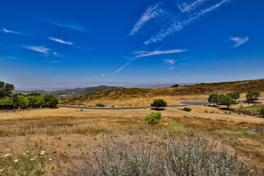 70 Presidential dr, Simi Valley, CA à vendre - Photo principale – Image 1 sur 15