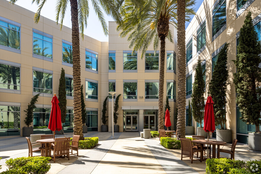 130 Vantis Dr, Aliso Viejo, CA à louer - Photo de l’immeuble – Image 2 sur 10