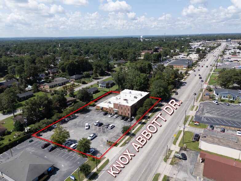 989 Knox Abbott Dr, Cayce, SC à vendre - Photo principale – Image 1 sur 18