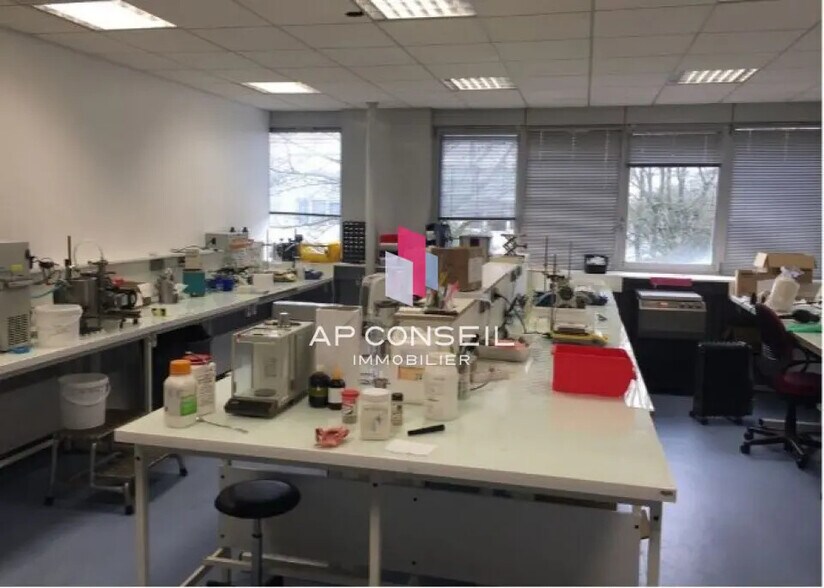 Bureau dans Montigny-le-Bretonneux à louer - Photo de l’immeuble – Image 3 sur 8
