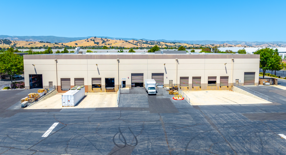 2051 Cessna Dr, Vacaville, CA à louer - Photo de l’immeuble – Image 3 sur 7