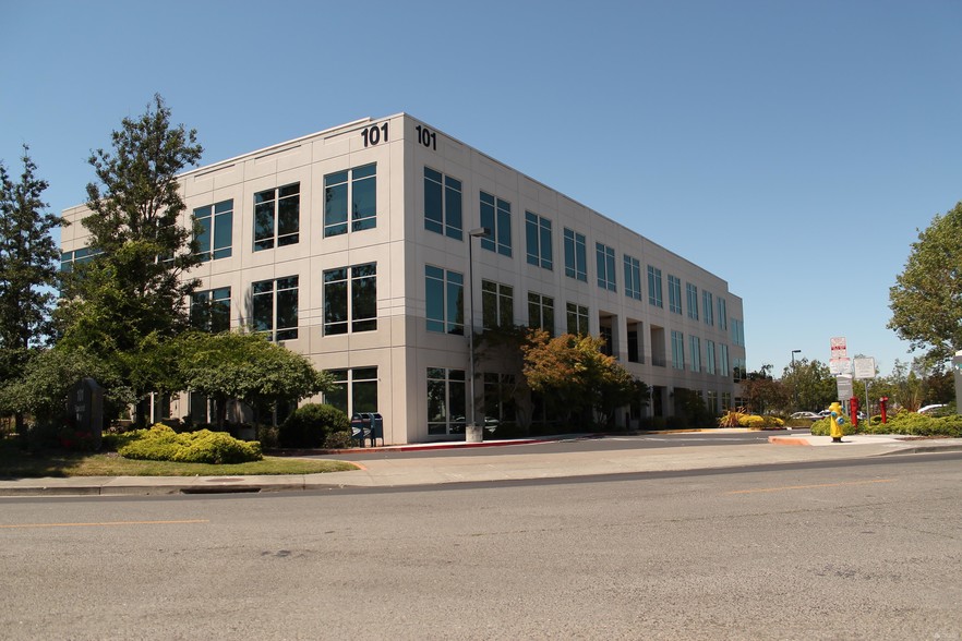 100 Rowland Way, Novato, CA à louer - Photo de l’immeuble – Image 2 sur 8