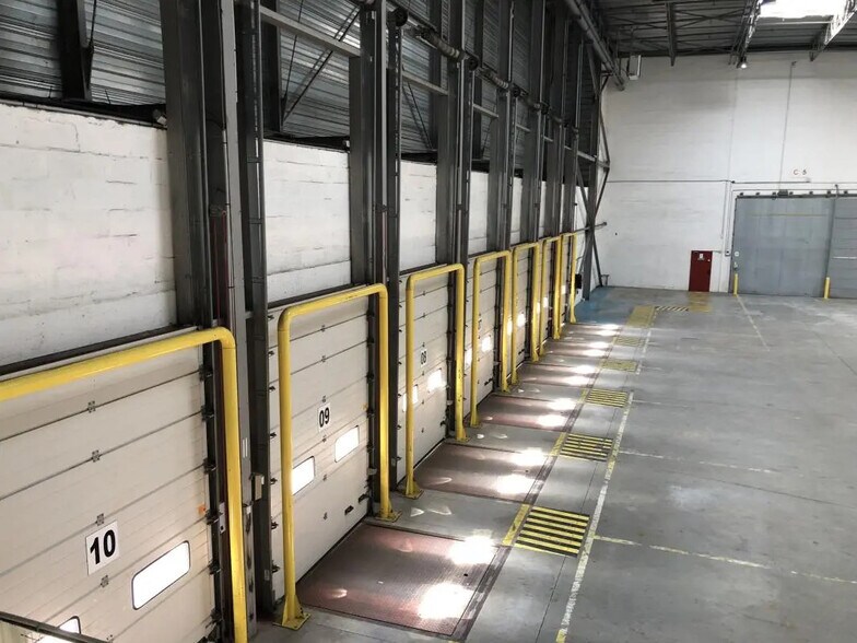 Industriel/Logistique dans Ormes à louer - Photo intérieure – Image 2 sur 7