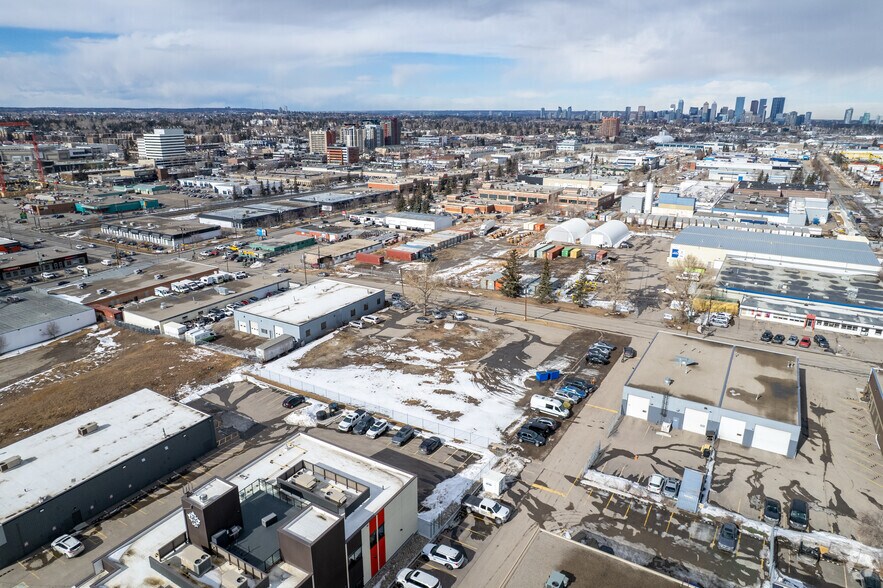 207 61 Av SE, Calgary, AB à vendre - Aérien – Image 2 sur 2