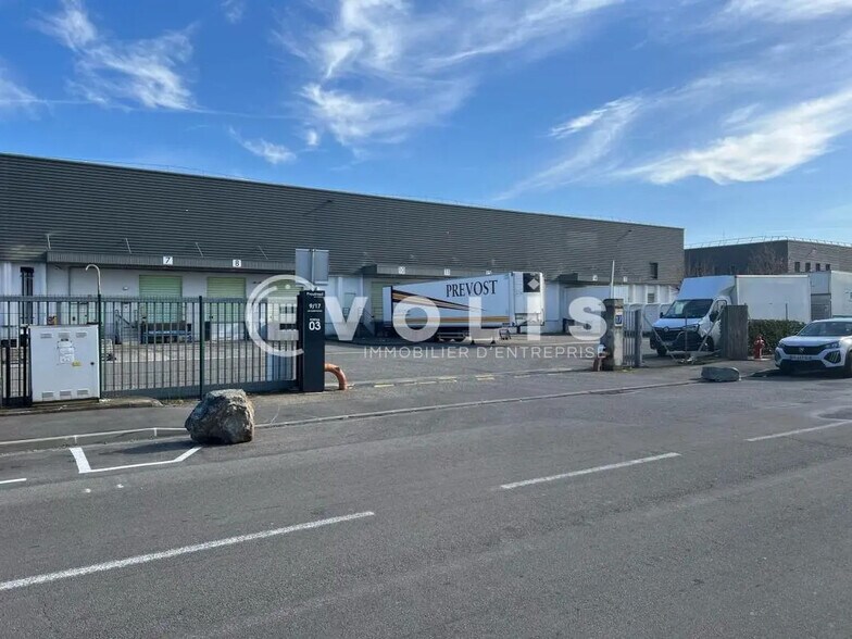 Local d’activités dans Vénissieux à louer - Photo de l’immeuble – Image 2 sur 5