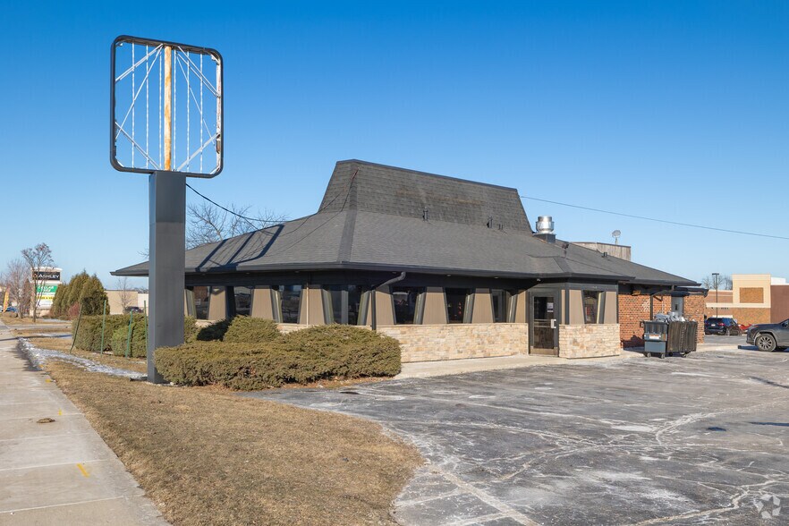 2727 S Business Dr, Sheboygan, WI à vendre - Photo principale – Image 2 sur 7