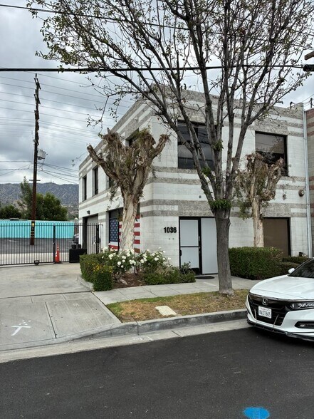 1036 N Lake St, Burbank, CA à louer - Photo de l’immeuble – Image 2 sur 17