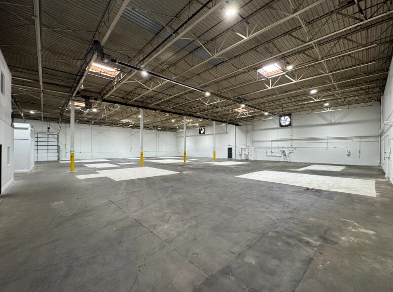 34100 Industrial Rd, Livonia, MI à louer - Photo de l’immeuble – Image 3 sur 8