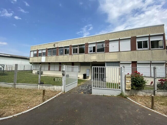 Plus de détails pour 4 Avenue Du Président John Fitzgerald Kennedy, Les Clayes-sous-Bois - Bureau à louer